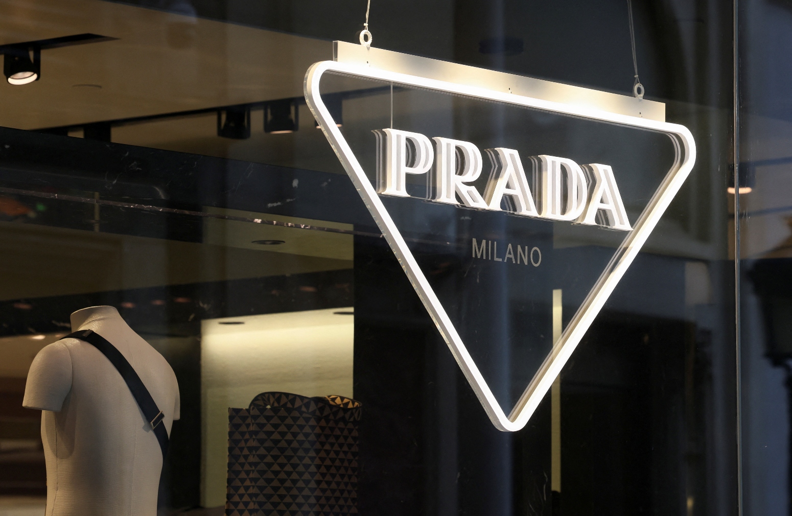 Что нужно знать о предстоящем приобретении Версаче компанией Prada